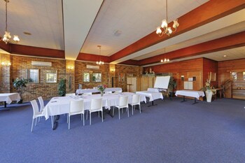 smart motel bert hinkler