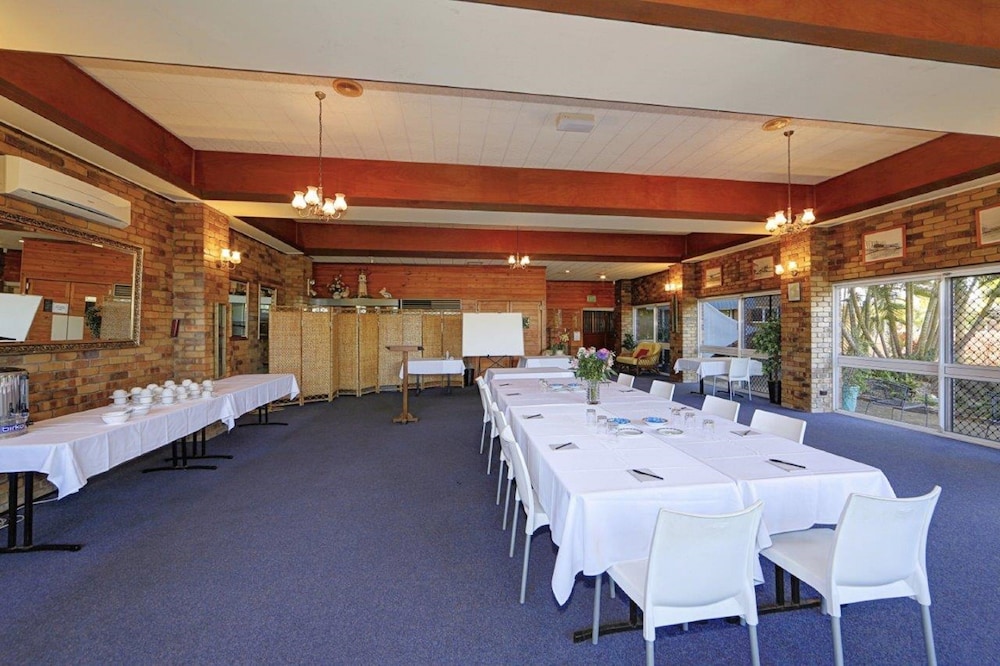 smart motel bert hinkler