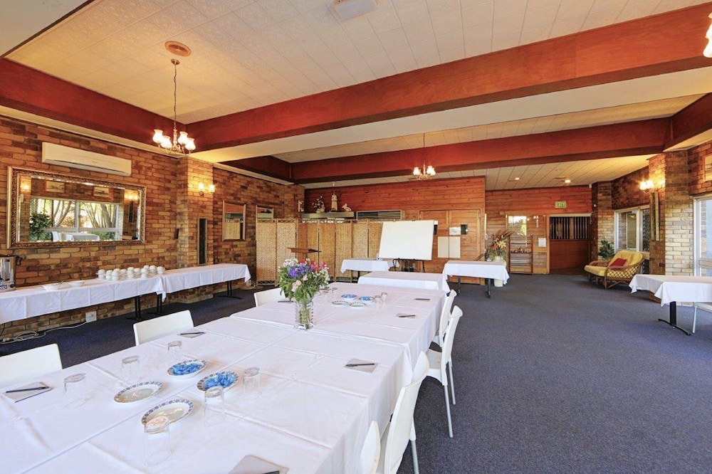 smart motel bert hinkler