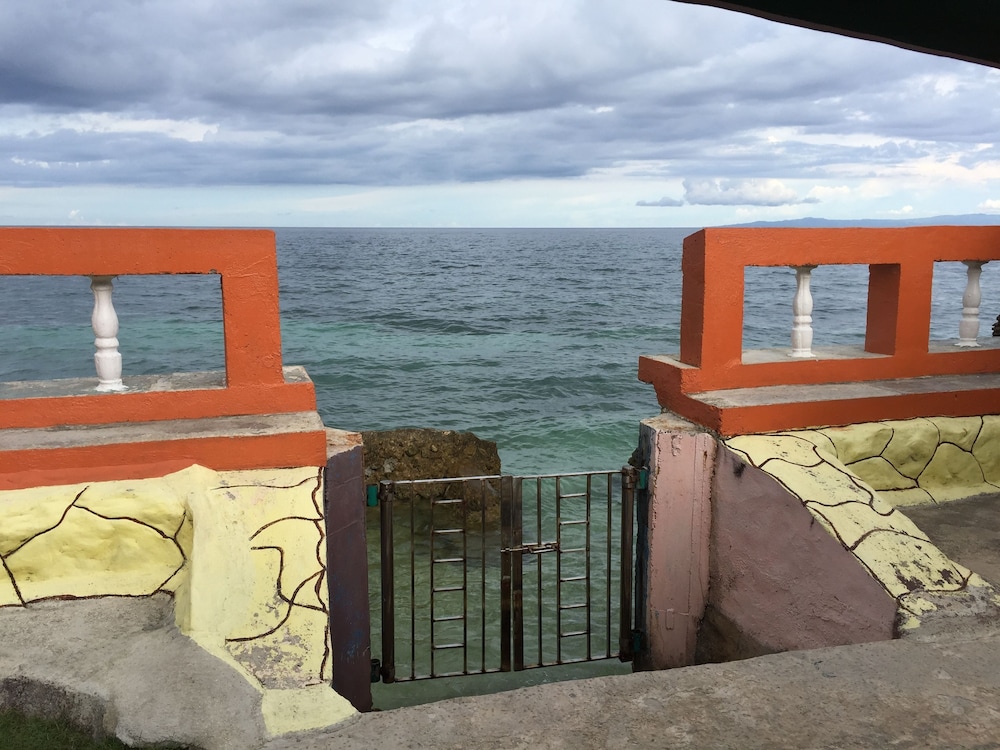 maxvir inn beach resort
