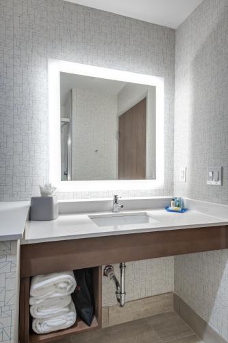 holiday inn express and suites dallas north addison