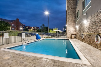 holiday inn express and suites dallas north addison