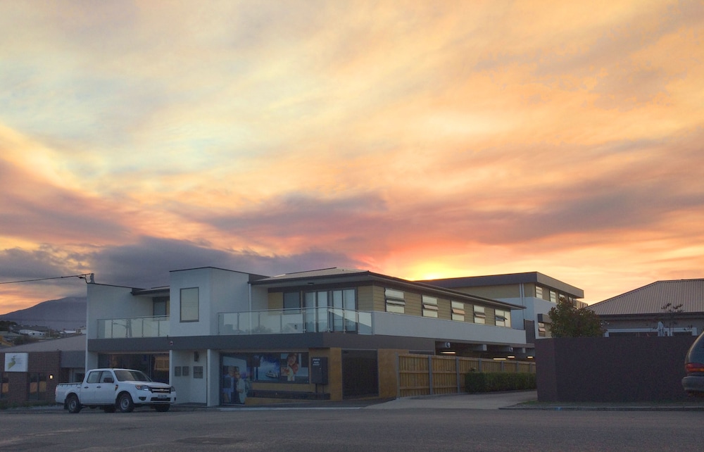 kangaroo bay apartments