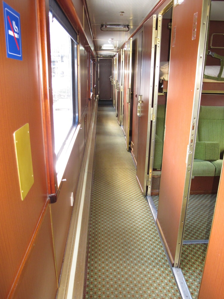 train lodge amsterdam hostel