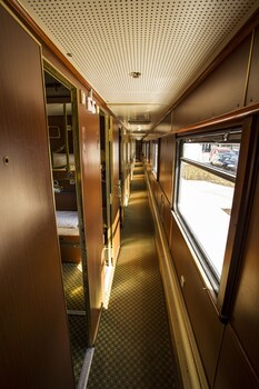 train lodge amsterdam hostel