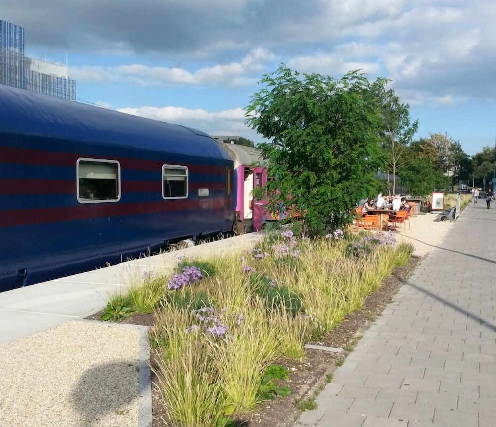 train lodge amsterdam hostel