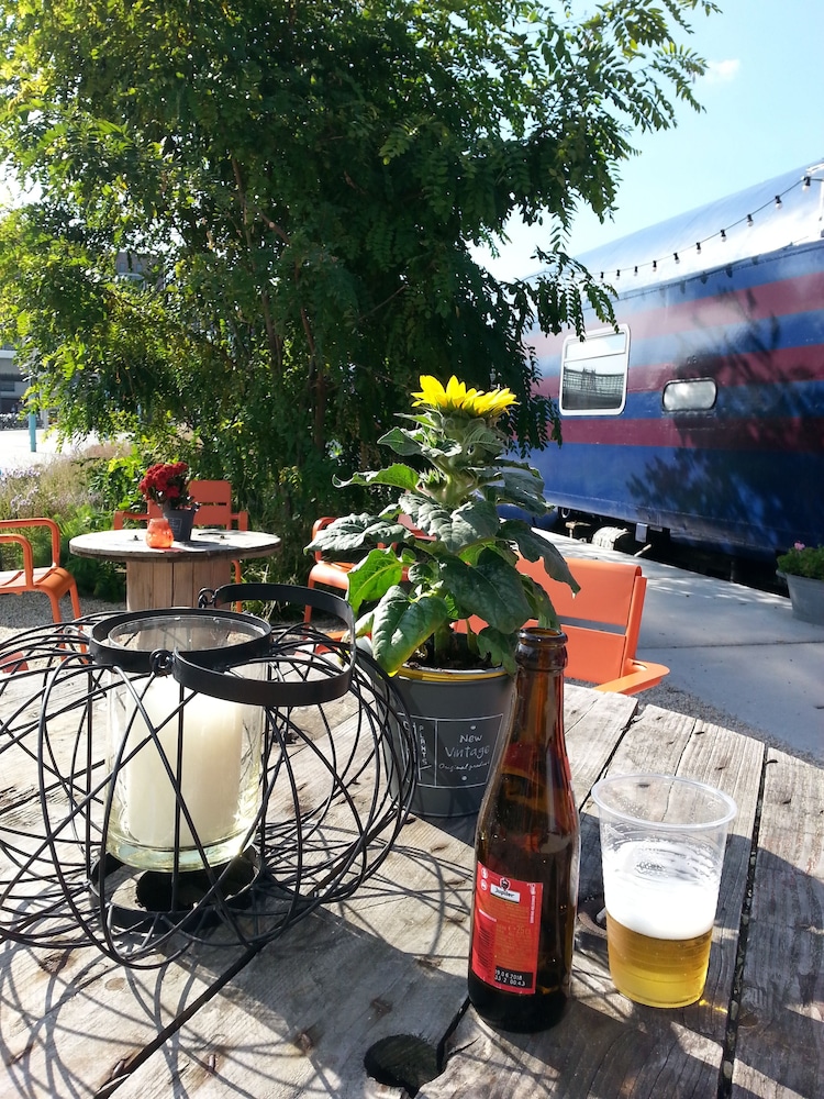 train lodge amsterdam hostel