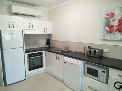 airlie seaview apartments