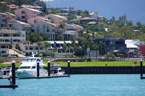 airlie seaview apartments
