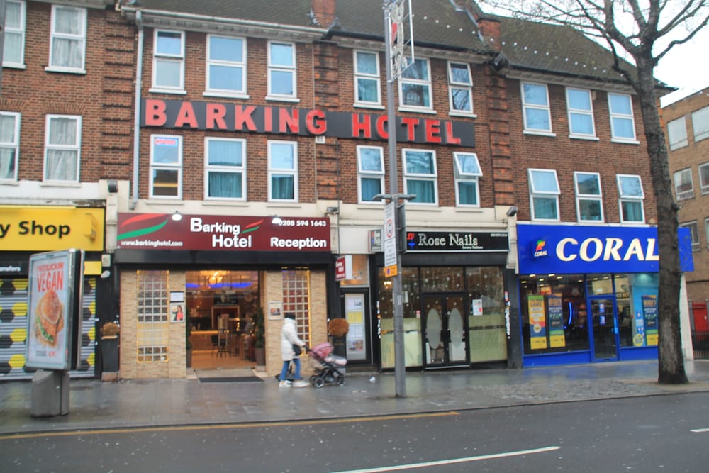 barking hotel