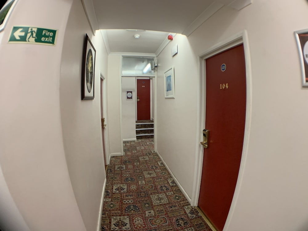 barking hotel