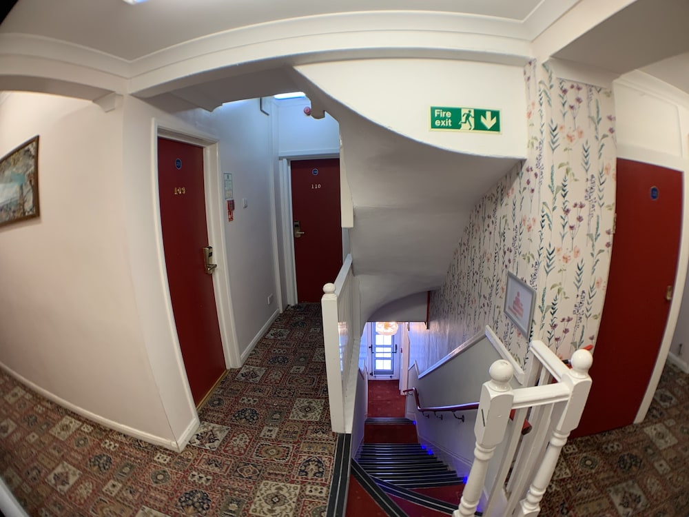 barking hotel