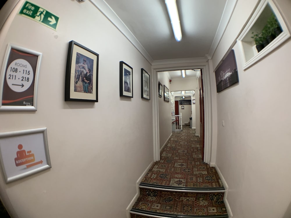 barking hotel