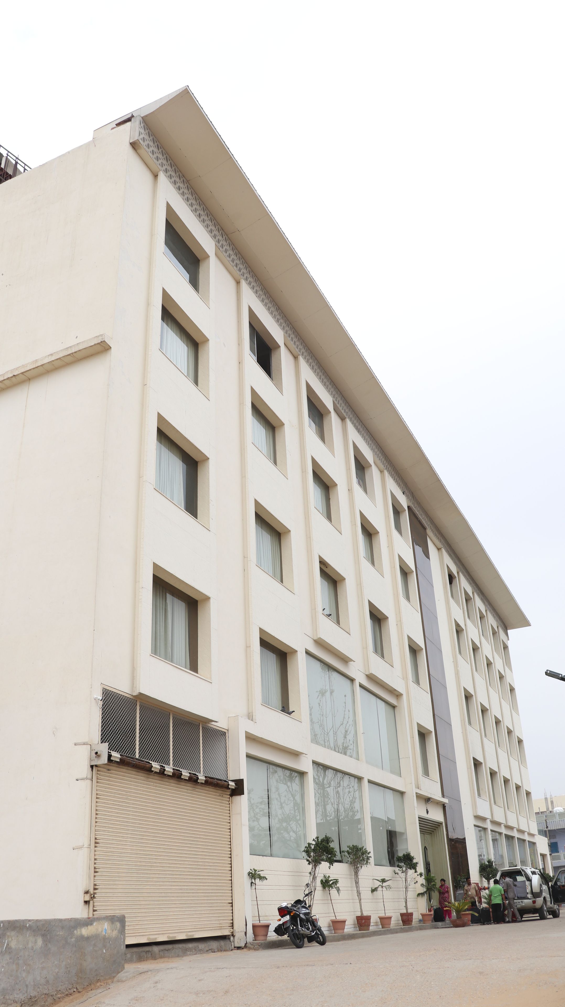hotel lakhdatar