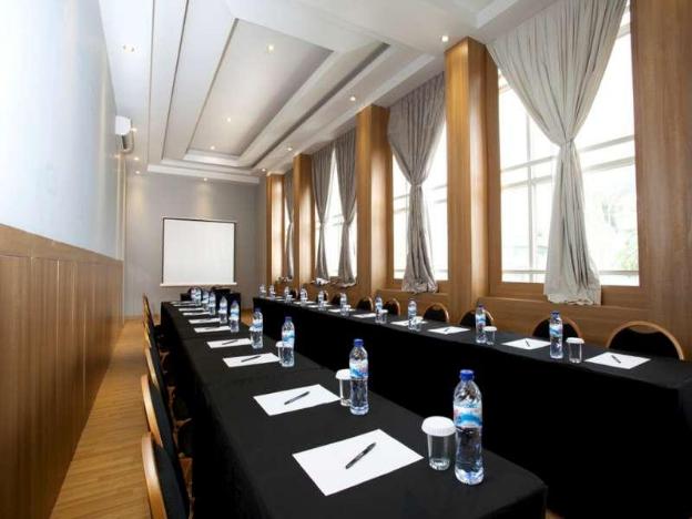 hotel omega karawang