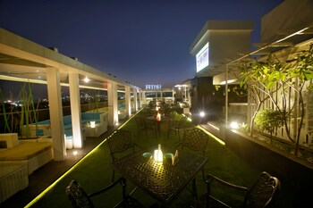 hotel ln courtyard