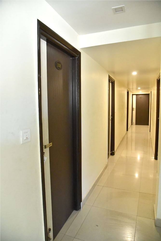 Hotel Metro View,Sindhi Camp,3 star