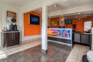 motel 6 escondido ca