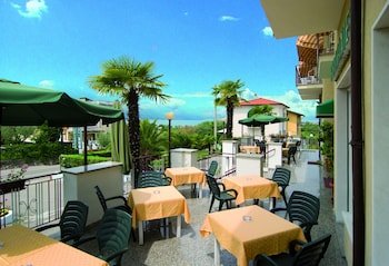 Hotel Casablanca,Via Gardesana 109,2 star