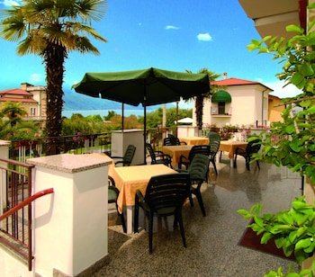 Hotel Casablanca,Via Gardesana 109,2 star