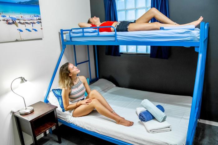 chill backpackers
