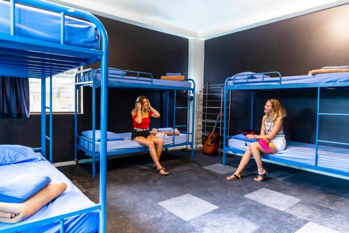 chill backpackers