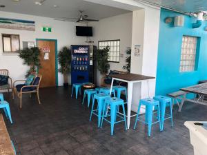 chill backpackers