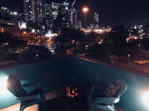 chill backpackers