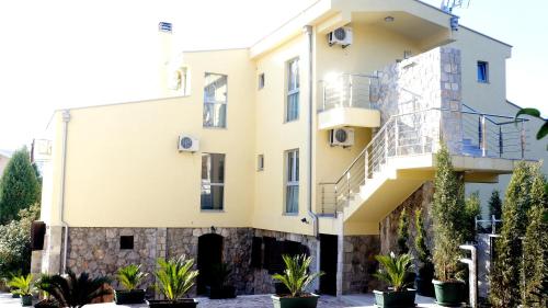 crnogorska kuca hotel podgorica