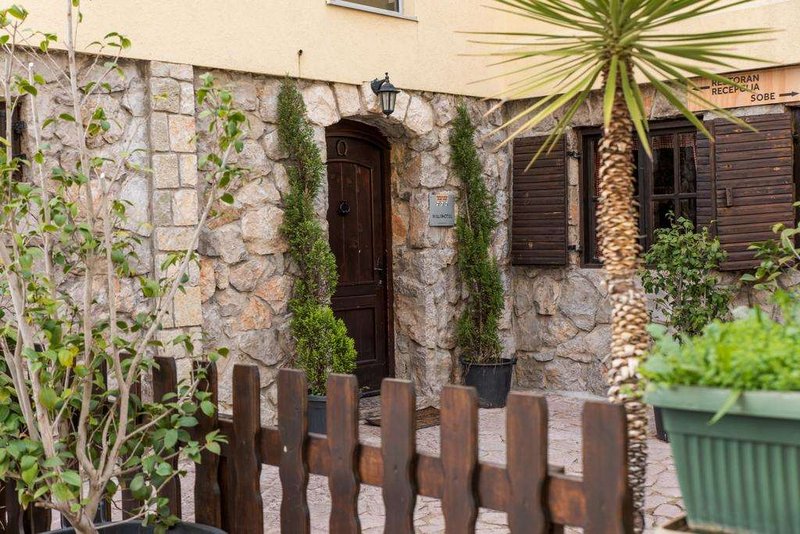 crnogorska kuca hotel podgorica