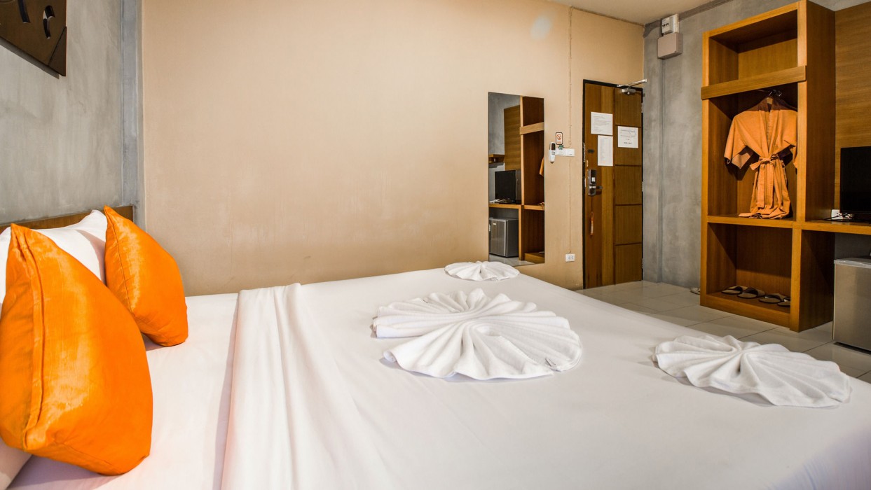 b2 santitham wat jed yod boutique and budget hotel