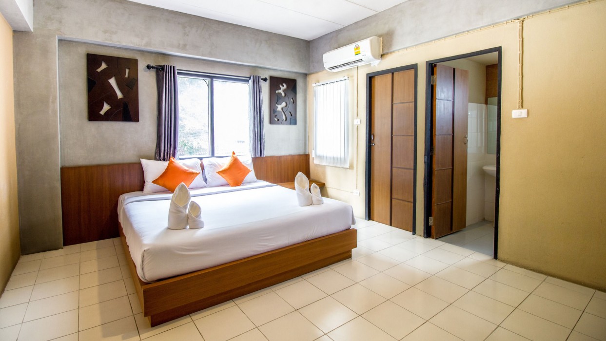 b2 santitham wat jed yod boutique and budget hotel