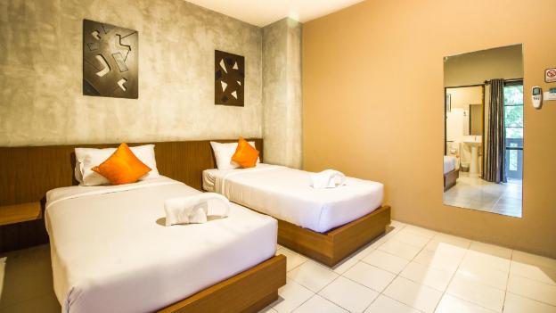 b2 santitham wat jed yod boutique and budget hotel