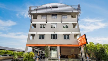 b2 santitham wat jed yod boutique and budget hotel