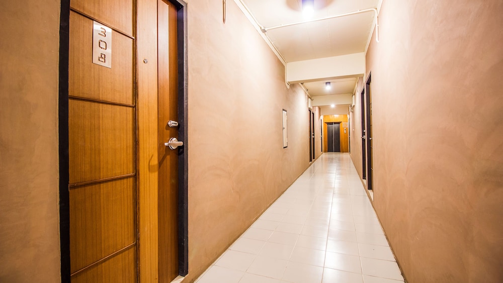 b2 santitham wat jed yod boutique and budget hotel