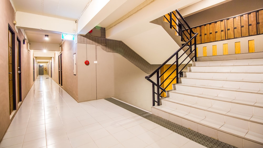 b2 santitham wat jed yod boutique and budget hotel