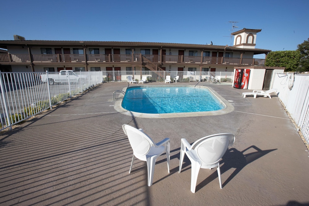e z 8 motel newark