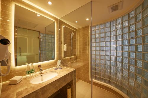 holiday inn express shenyang tawan by ihg