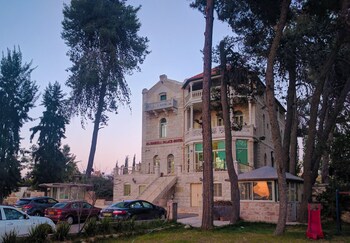 alhambra palace hotel suites