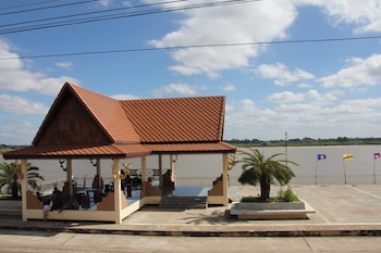 thatphanom river view hotel