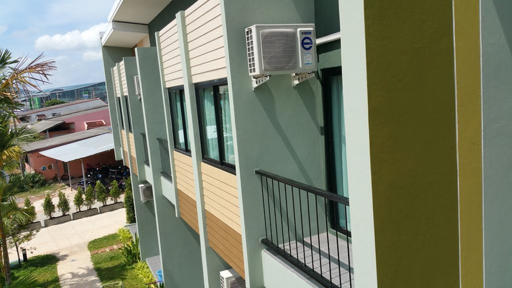 phuket airport place