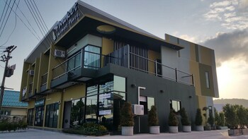 phuket airport place