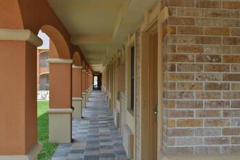 Executive Inn,Katy>>Brookshire,3 star