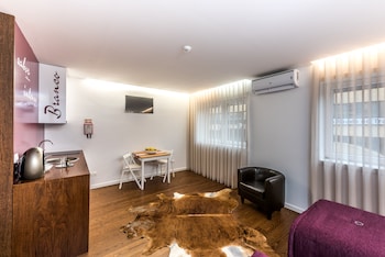 lounge inn