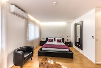 lounge inn