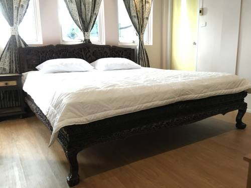 the grand palace hostel