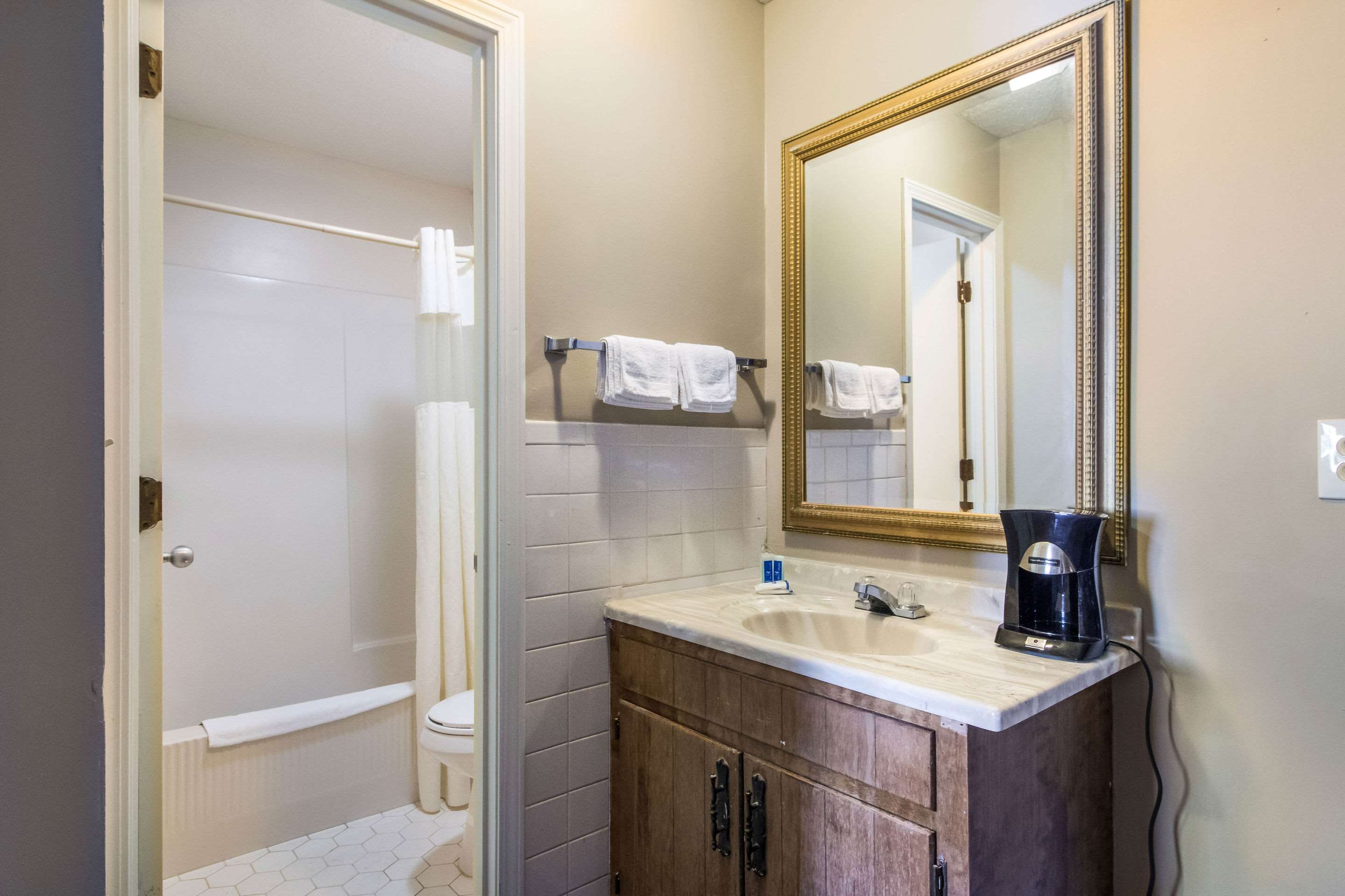 rodeway inn and suites seneca