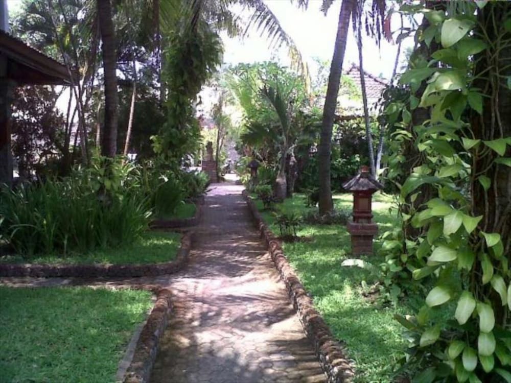 padang lovina sea side cottage