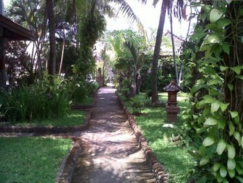 padang lovina sea side cottage