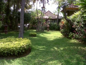 padang lovina sea side cottage